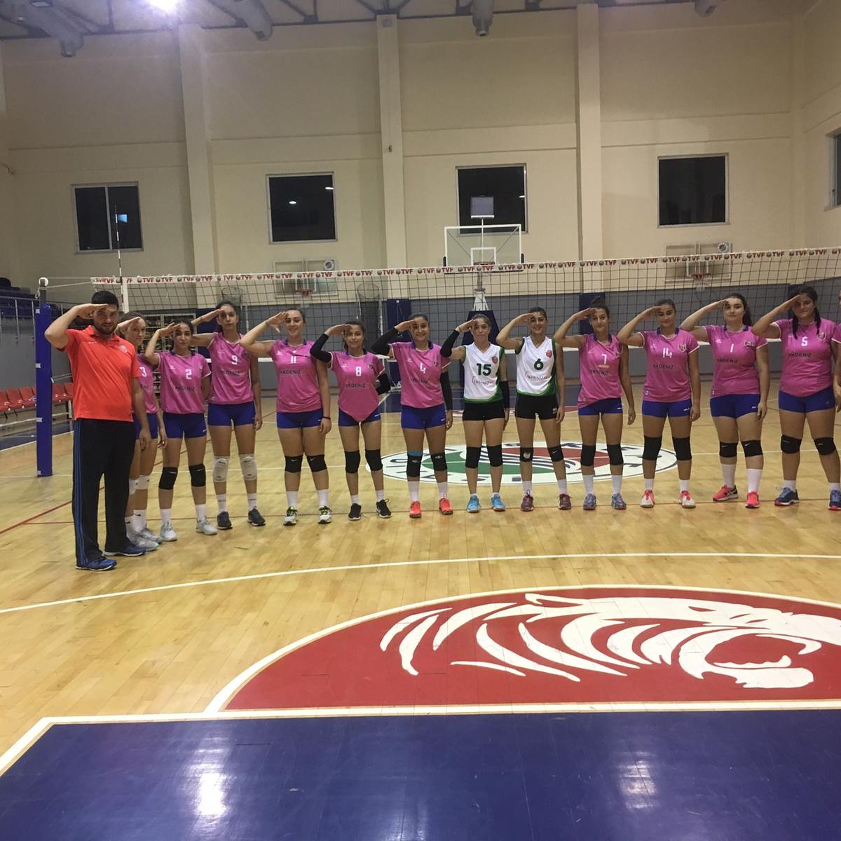 Genç Kız Voleybol Takımımız DSİ maçını 3-0 kazandı, asker selamı vererek Kahraman Mehmetçiğimize selam yolladılar. <a href="/HTutuncu/">Hakan TÜTÜNCÜ</a> @mozsoy07 <a href="/kepezbelediyesi/">KEPEZ BELEDİYESİ</a>