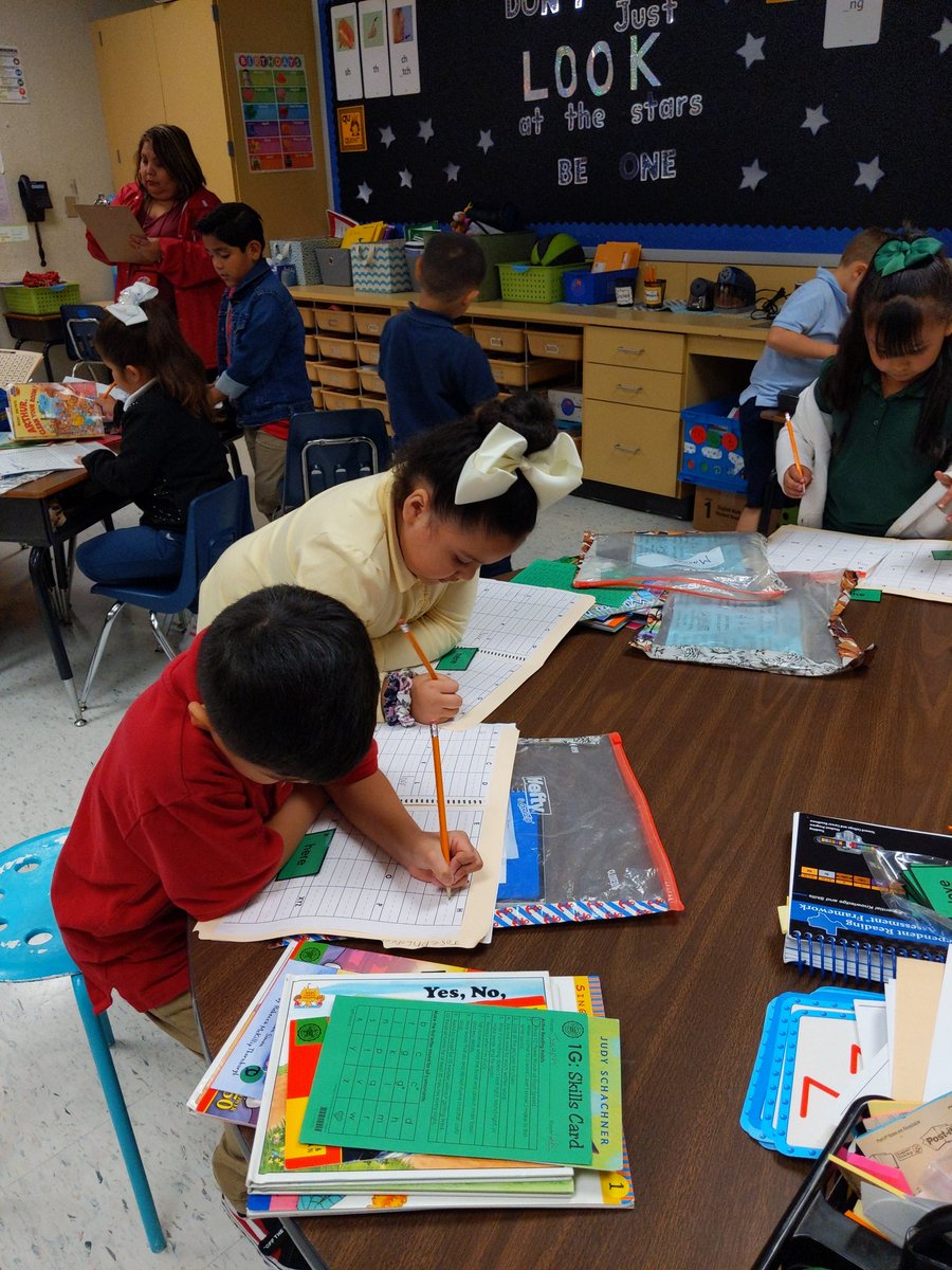 emytomita's tweet photo. Students are using the 1 green power word cards to write the power word in their personal dictionary during small group instruction. @Carroll_AISD @AmericanReading #FSTK @ReadandWriteBFF @AldineISD https://t.co/xI1AjBcGh4