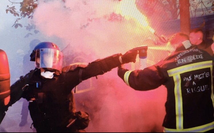 MorganeBabut's tweet photo. Comment gazer ceux qui sauvent les membres de vos familles, qui sacrifient leurs vies à sauver les vôtres. Dans quel monde vit on. 😡 #PompiersEnColère https://t.co/ei3pSUw1AF