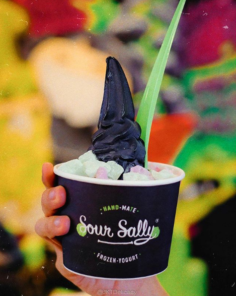 plazaindonesia's tweet photo. Happy Thursday! Savor the delicious fro-yo from Sour Sally to cool down your mood. Have you had your #FroyoTime today?
Get it today at Sour Sally Plaza Indonesia Level Basement!
Photo credit: jktdelicacy https://t.co/a3HnTmmFKY