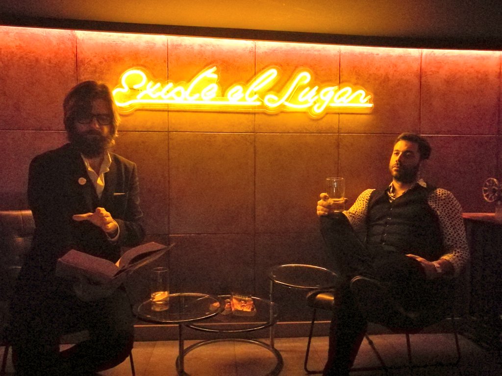isafomperosa's tweet photo. Vas a una firma de discos a una ciudad, nombras durante el acústico el bar que te gusta y ese bar decide abrir el día que no le toca solo porque tú estás en la ciudad. ¡Viva el #Zeppelim y viva @VivaSuecia! ¡Gran tarde ayer! 👏 Gracias @Rafamorfosis y @Cantua_VS por el posado. 😝 https://t.co/gOe8vklcYA