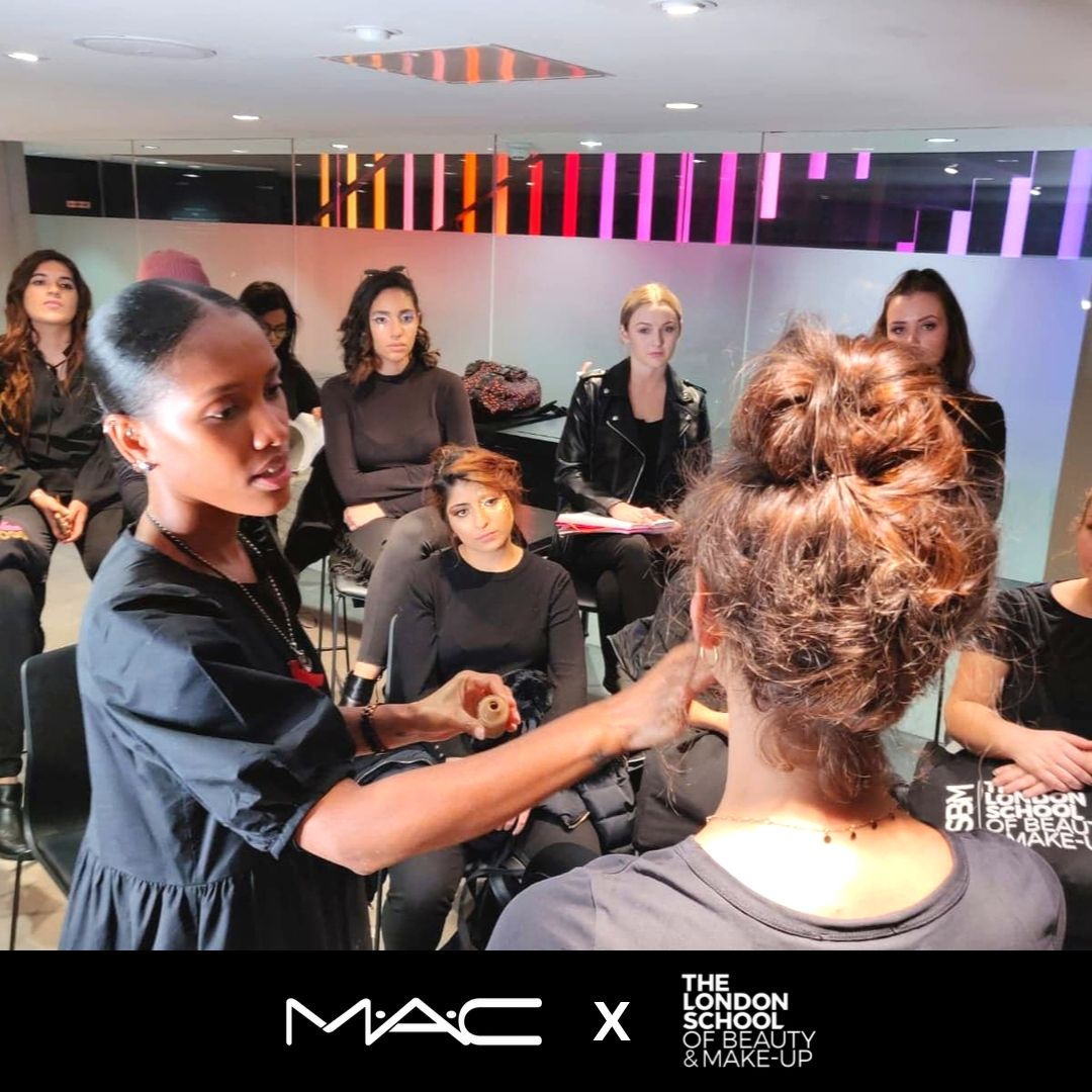 minimal Produktionscenter bliver nervøs LSBMLondon on Twitter: "#Throwback on our Make-up artistry students  attending MAC event. Amazing live demonstrations and MAC cosmetics  shopping. #Beauty #school #openday #makeupartist #artistry #openevening  #mac #maccosmetics #masa #lsbm #makeup ...