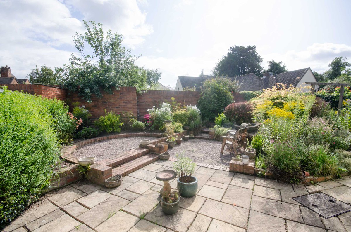 * NO ONWARD CHAIN * SOUGHT AFTER LOCATION * POTENTIAL TO IMPROVE * VIEWING HIGHLY RECOMMENDED. A two/three bedroom link-detached dormer style property occupying a desirable position set back from Plas Newton Lane by a large wooded green. £320,000 #chestertweets