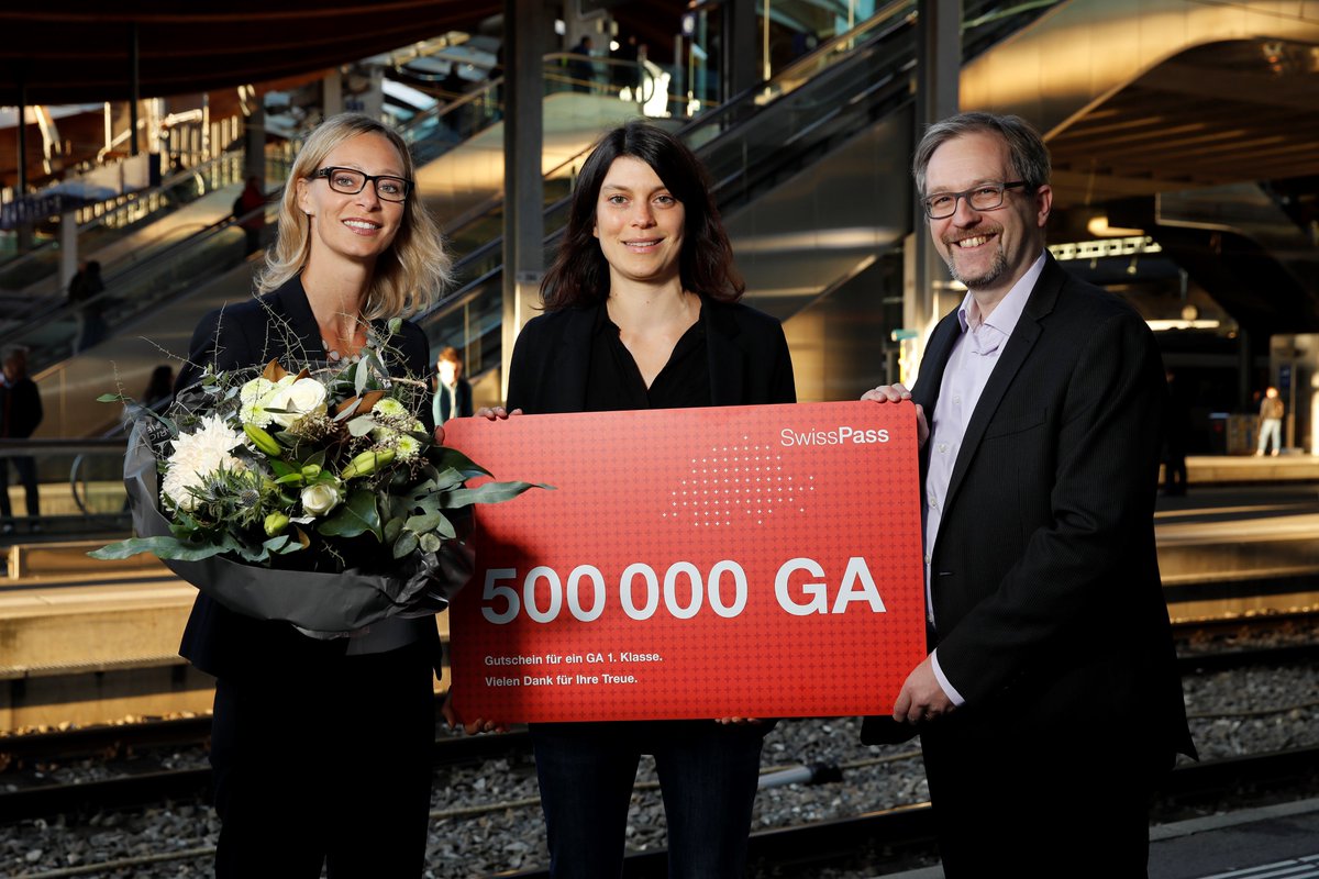 blsAG's tweet photo. Wow! Eine halbe Million GA gibt es in der🇨🇭. Und Nina Jakob ist die Besitzerin des 500'000 #Generalabonnements. Zum Dank überreichten ihr Helmut Eichhorn vom Tarifverbund #chdirect und Cornelia Mellenberger (links) von der @sbbnews ein GA 1. Klasse. https://t.co/t9GprOvCPf https://t.co/tXwBcPpjdu