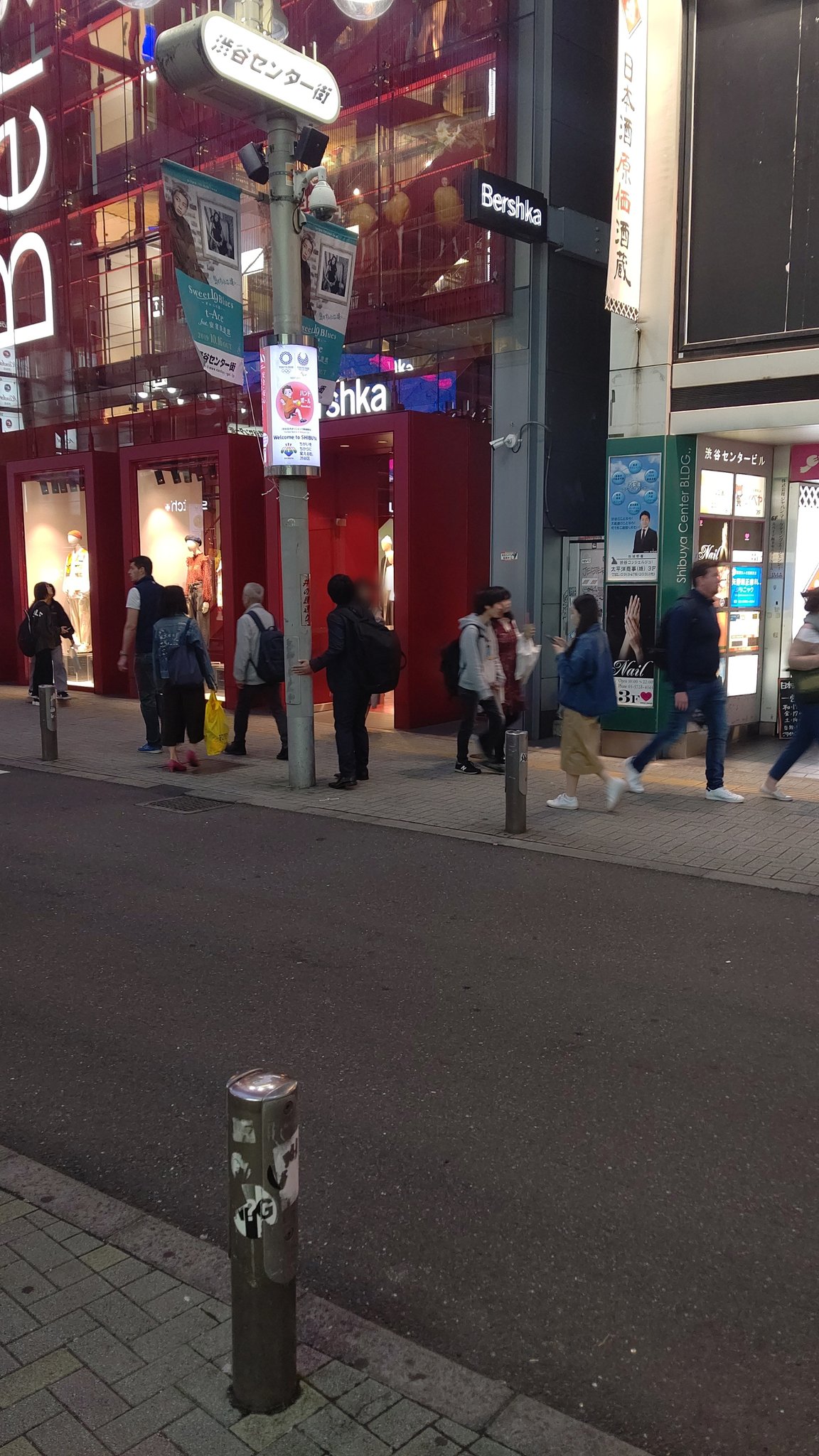 小橋川 ２日続けてガラス張りのファッションビルにいるスカートはいた女性のパンツ見ようとしてるんだけど T Co Drtitamg7a Twitter