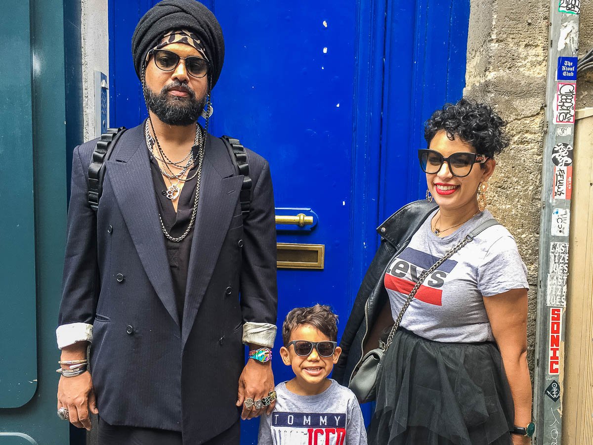 On a rencontré un maharadjah et une maharani dans le Marais et on a aimé le super look !

lemaraismood.fr/le-look-de-hug… 🕶

#streetstyle #ootd #parisianlook #parisianstyle #fashion #instafashion #style #streetphotography #parisstyle #streetstyleparis #fashionlover #turban #sunglasses