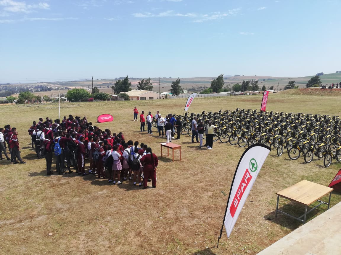 #NewBikeDay

📍 Malmesbury, Western Cape

🚲 120 bicycles funded by <a href="/sparwc/">SPAR Western Cape</a> and <a href="/TeamDiData/">Nguyen</a>
👩🏾‍🏫 100 bicycles to schoolchildren from Ilingelethu Secondary School
👮🏾‍♂️ 20 bicycles to community safety volunteers

#BicyclesChangeLives 🖐🏽