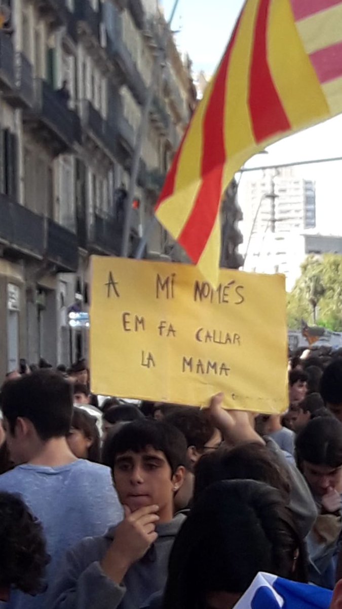 mmillanclosa's tweet photo. Desconec de qui és la foto, per sucar pa. 😂😂😂 https://t.co/lqRY2vlpMU