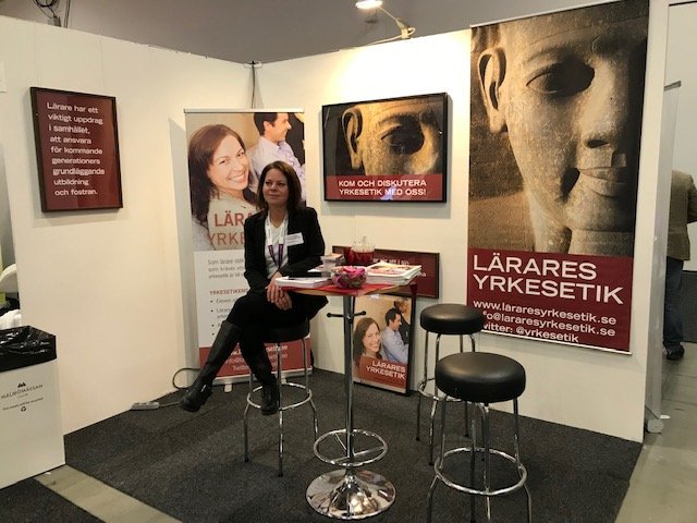 Yrkesetiska rådet är på plats på #SETTSYD. Kom och prata med rådets ledamot <a href="/tessand80/">therese dahlqvist</a> .
Vad har yrkesetiken för mandat i lärares yrkesutövning?
Hur kan man ta hjälp av den i svåra situationer?