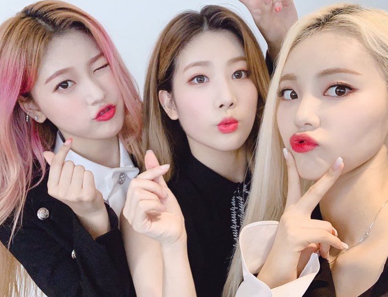 Loona___KimLip's tweet photo. 💜❤️💙 https://t.co/p1JN6kFklo
