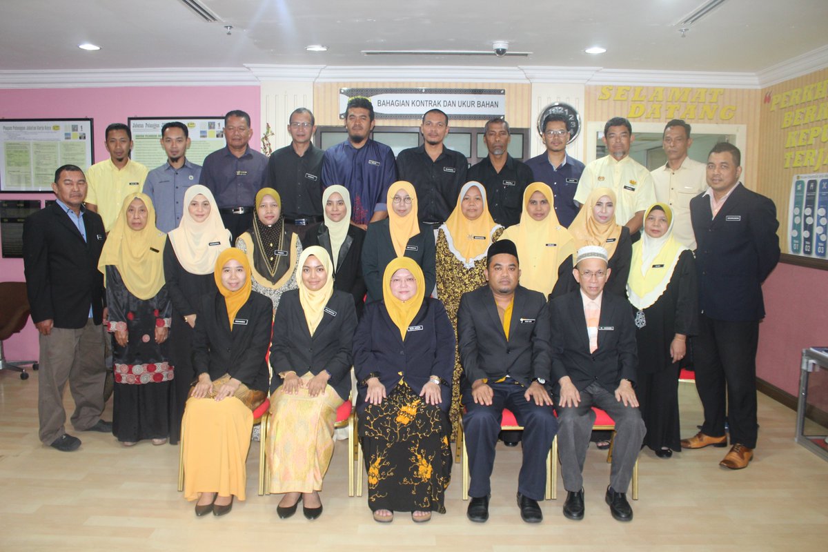 Sesi bergambar bagi semua staf Bahagian Kontrak Dan Ukur Bahan JKR Terengganu sebelum majlis bacaan Yasiin dan mesyurat bahagian kali ke 5/2019
<a href="/NaimudinNor/">NorAnizaNaimudin</a> <a href="/HalimatunLilly/">Sa'diah</a> <a href="/nida1108/">Rohanida</a>