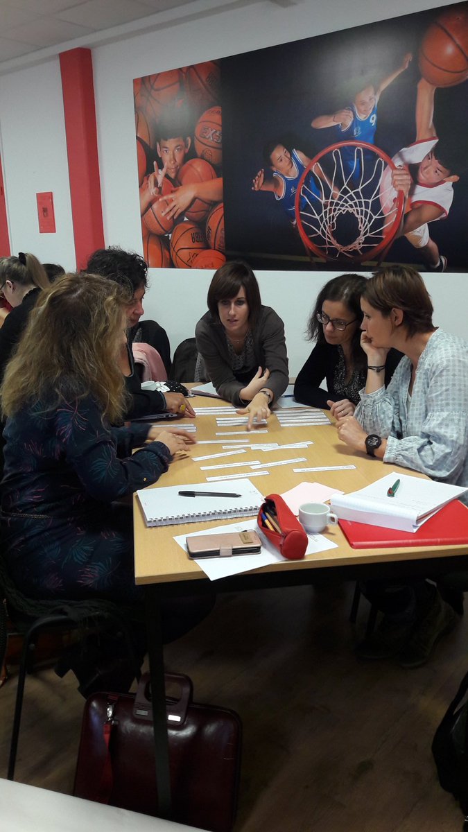 gerin_valerie's tweet photo. #formationcontinuee des directrices et directeurs de la circonscription de Verdun au collège de Thierville.
#Pilotage et communication https://t.co/FL7TqnP6WH