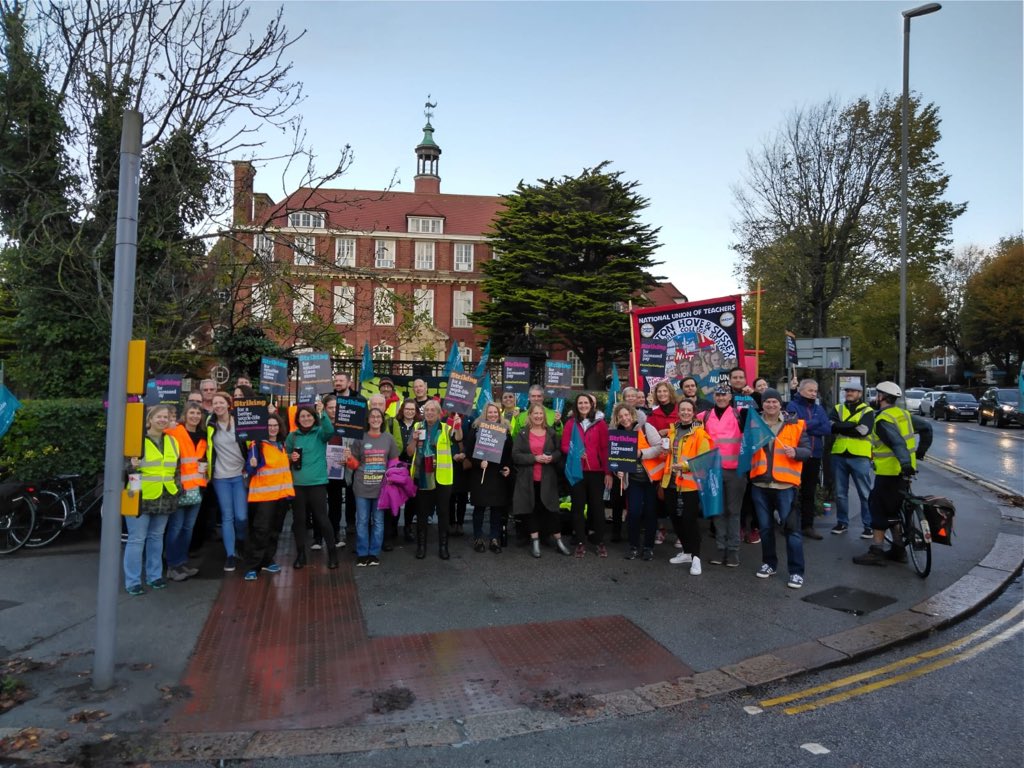 SouthEastNEU's tweet image. 6th form staff at BHASVIC in Brighton on strike today. #SaveOurColleges

More info here: bit.ly/31rrLFD