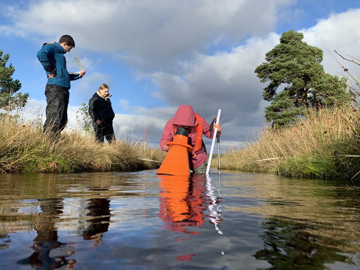 An @MSc_aquaticUCL Mharcaidh monitoring day. Current research at the @UKUplandWaters stream, catchment walk up to the @UKECN terrestrial site & a hands-on afternoon with @SpeyFishery Penny Lawson surveying the lower restoration section. @UCLGeography