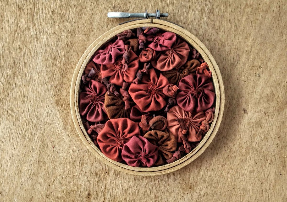 Miniature textile art, reused pieces of fabric to create floral embellished art

etsy.com/il-en/listing/…

#teamwerecreate #yoyos #embroidery #hoopembroidrey #girlsthatmakestuff #remakersfb #hoopart #embroidery #fabricart #PriganArt #BuyRemade #recreate #embellishments #reuse