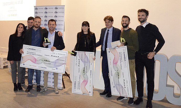 LaSpola1's tweet photo. Tra i tre vincitori del premio Cambiamenti CNA 2019 di #Prato c’è anche un’azienda artigiana di accessori invernali in #maglieria, la #Lofoio https://t.co/TJoGMK9sT1 @CnaToscana @MattBiff https://t.co/Qh7mWGbl9K