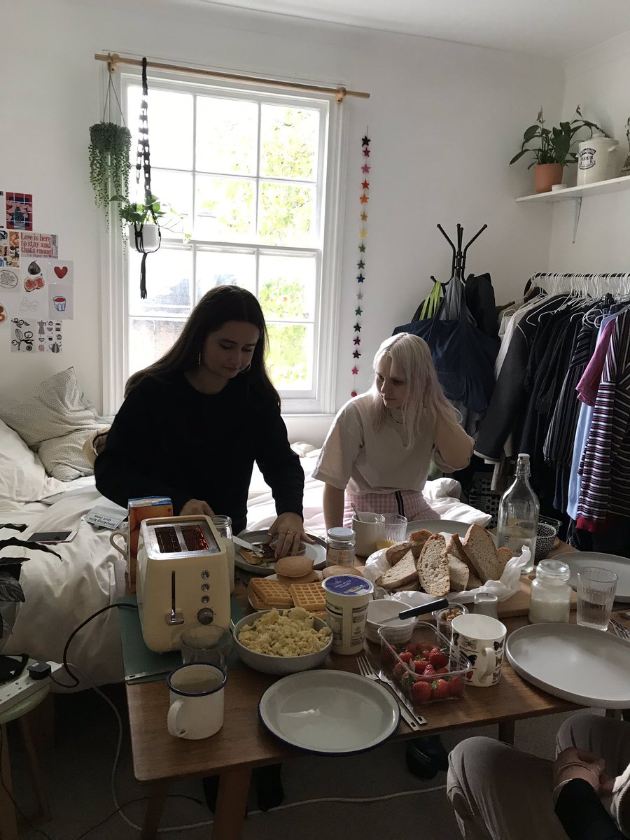 the most wholesome bedroom brunch