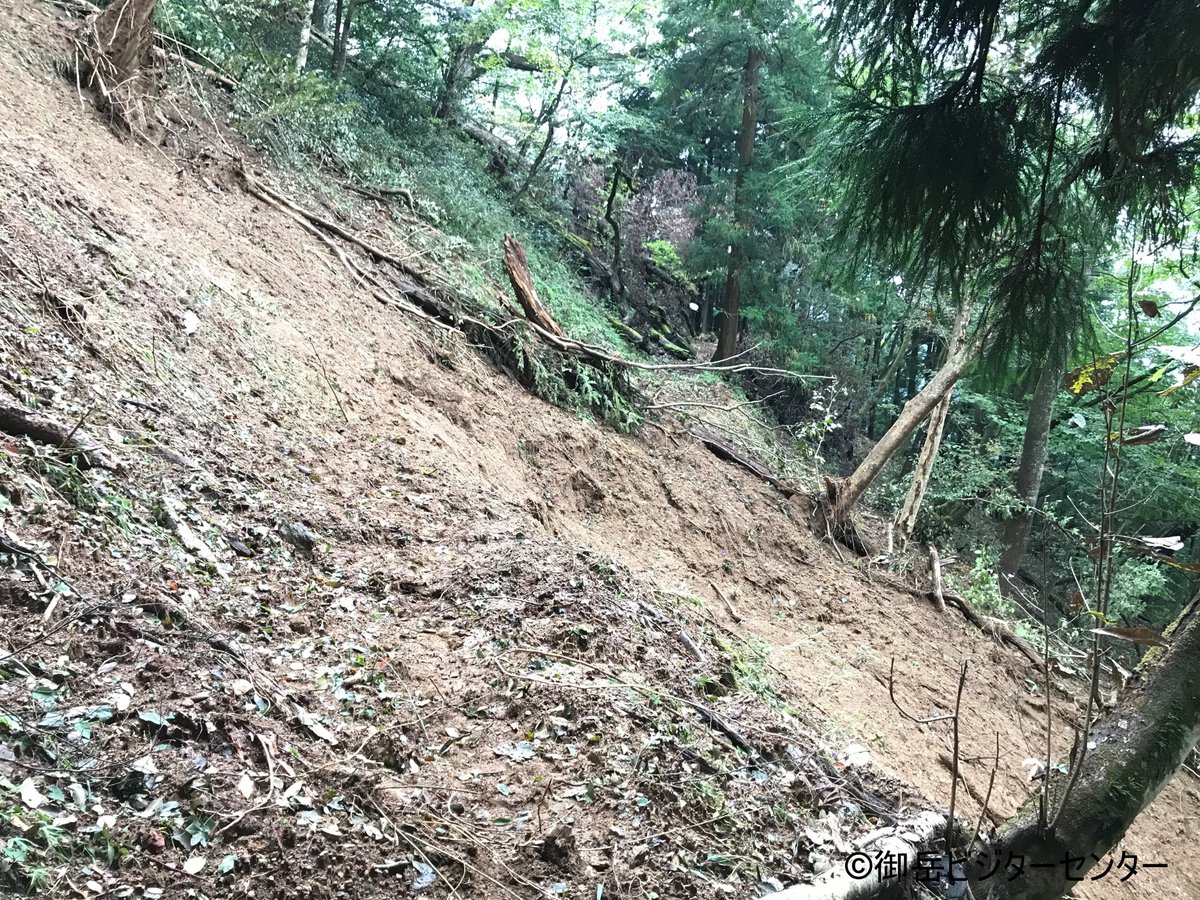 【登山道状況】御岳山～大楢峠間通行止め。
御岳山~大楢峠間の登山道の崩落のため通行止めとなりました。このため御岳山から鳩ノ巣駅、大楢峠を経由して奥多摩方面への登山は出来ません。また、他の登山道に関しても崩落個所が多くあります。無理な登山はお控え下さい。　#御岳山　#登山道　#台風19号