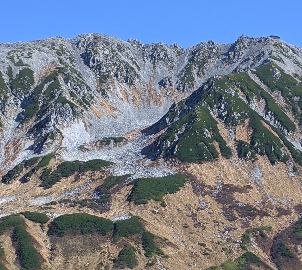 Irene C On Twitter みくりが池後方有一個比較小的 みどりが池 映照 立山三山 左至右 真砂岳 富士ノ折立 雄山 讓人覺得被祝福 天氣非常好 雖然已是晚秋 登山者仍不絕於途 立山三山的左側是別山 雄山山頂的神社也清晰可見 覺得被祝福 Https T Co