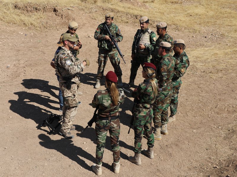 bundeswehrInfo's tweet photo. Schritt für Schritt - #Peshmerga werden zu #Ausbildern. Die Ausbildung im Bnaslawa Training Center läuft auch nach dem Wechsel vom 4. auf das 5. Einsatzkontingent Counter Daesh / Capacity Building Iraq in bewährt hoher Qualität weiter. Mehr Infos hier:https://t.co/Yyq5dqvVto https://t.co/uvYyCgbDdg