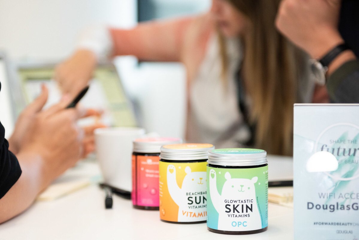 TMuellerDouglas's tweet image. Apply for the #FORWARDBEAUTYChallenge to get your chance to reach millions of beauty devotees - just like last year&apos;s winners @AntyKlarSkin and Bears With Benefits. Apply here now: forwardbeautychallenge.com