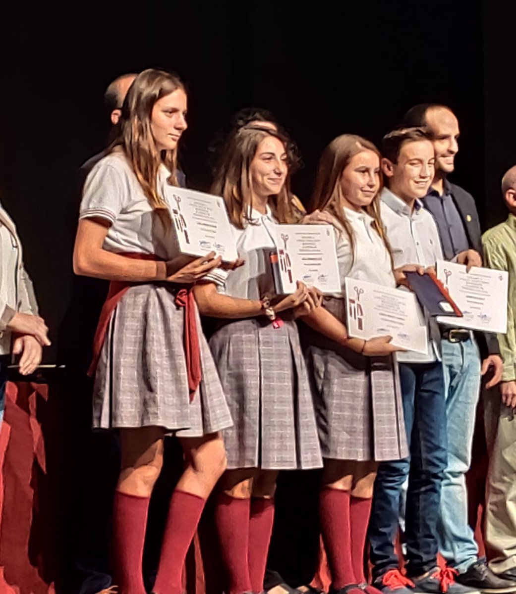 cole_sagrada's tweet photo. Reconeixement del @AjuntAlzira al rendiment acadèmic de 140 estudiants entre els quals es troben les nostres alumnes Maïa Lardeur, Mireia Iranzo Almela i Adàia Hernándiz Lluch que enguany cursen 1r de l'ESO. Enhorabona! @MaAlicia12 @pauandreu07 @RuizCliment @neuetes6 @SevalMajo https://t.co/4BBqsAJAbV