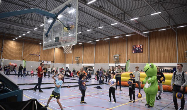 SoesterCourant's tweet photo. Sport krijgt zaal niet meer voor een prikkie De Soester sportverenigingen gaan meer betalen aan de gemeente voor het gebruik van sportvelden en accommodaties. Met andere woorden 'de sporttarieven gaan omhoog'. Vooral de zaalhuur loopt uit de... https://t.co/z8MyHd9sWn https://t.co/Ld1Bslbgvg