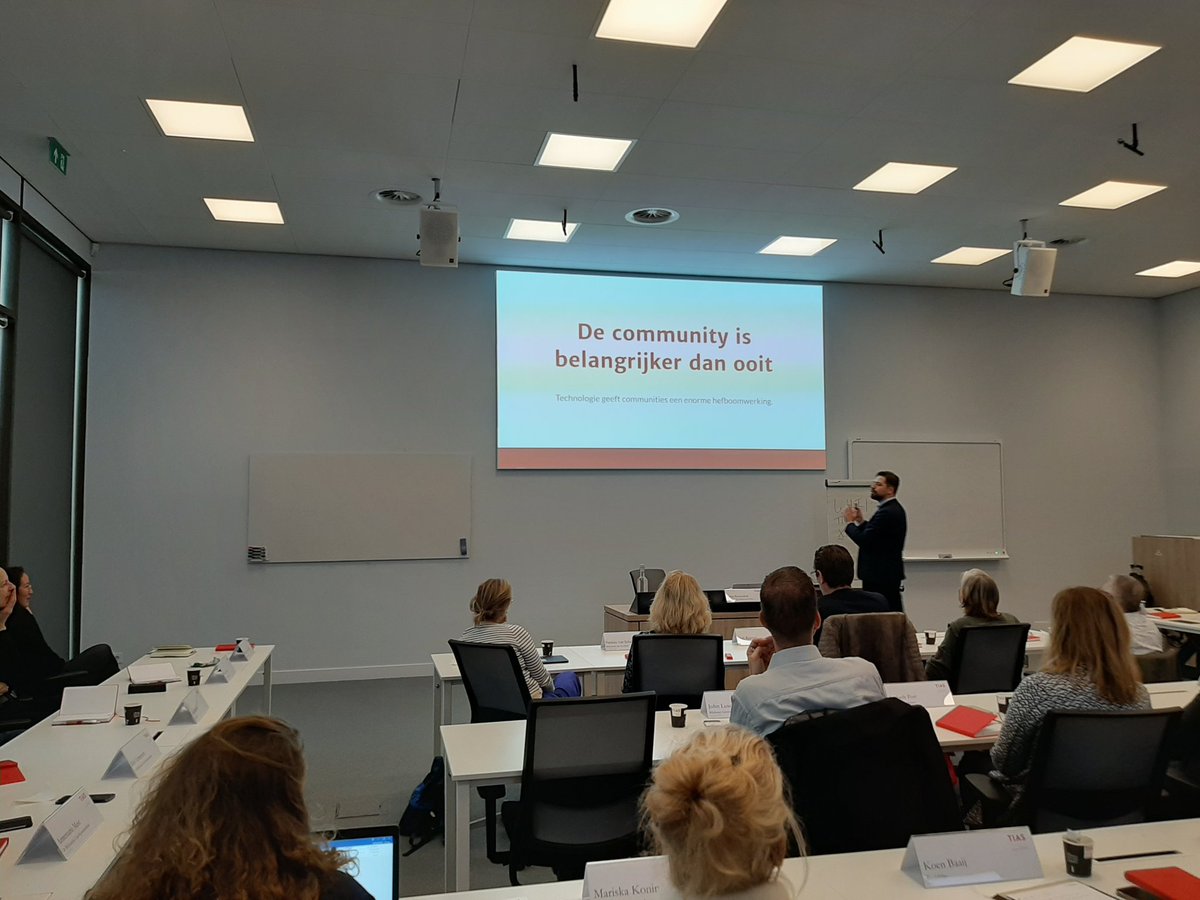 Eerste dag van de masterclass Digitale Transitie door @Probiblio en <a href="/TIASNews/">TIAS</a>. <a href="/LorenRoosendaal/">Loren Roosendaal</a> vertelt...