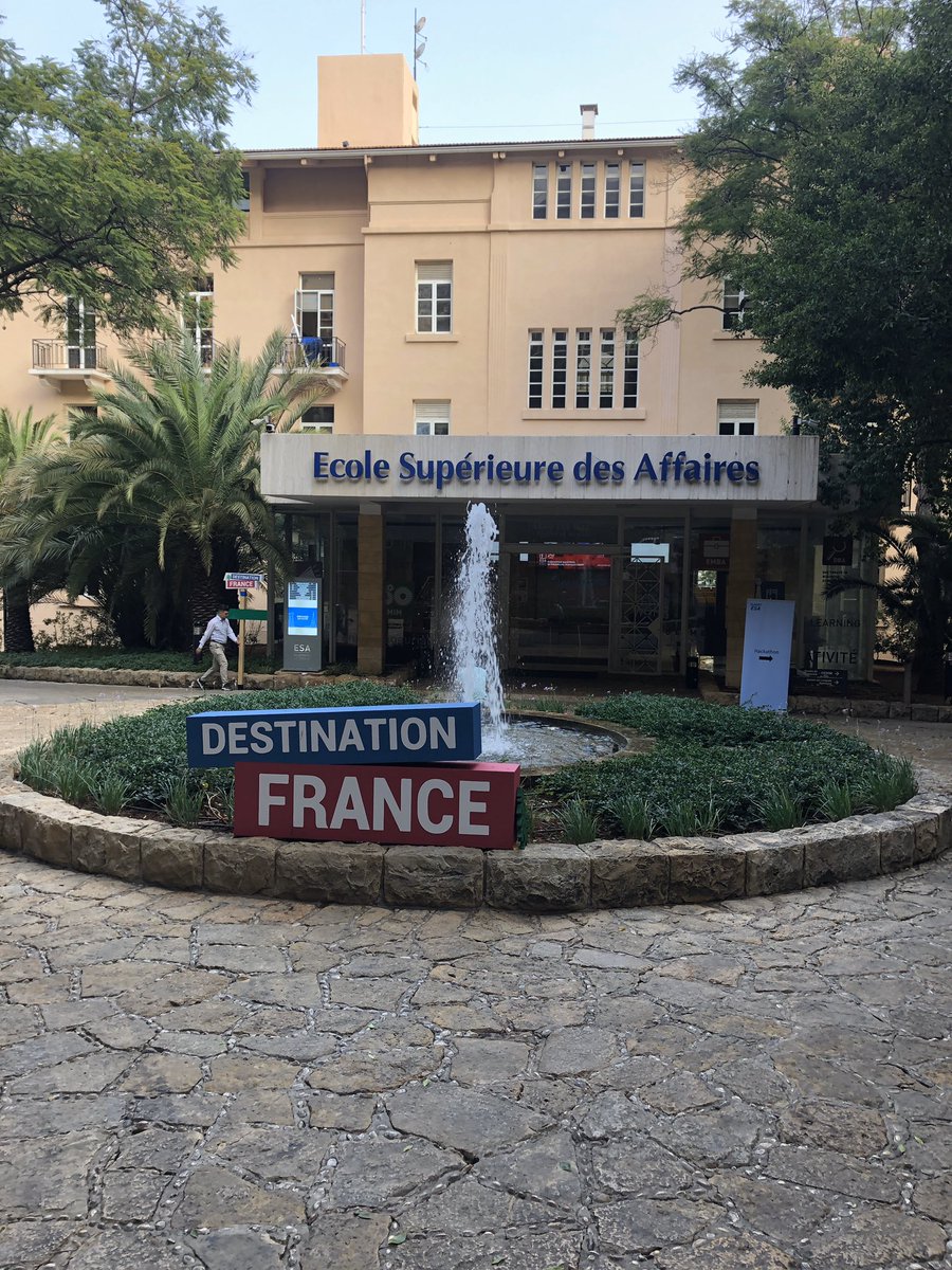 AmandineBrincat's tweet photo. Les @ecoledeconde en direct du salon @CampusFrance au Liban #LesPortesDeLOrient @ESABeirut à #Beirut 
>Destination France : Réaliser son rêve 😉👍☀️💪 #Design #Animation #Fashion https://t.co/D6FPLDMQFD