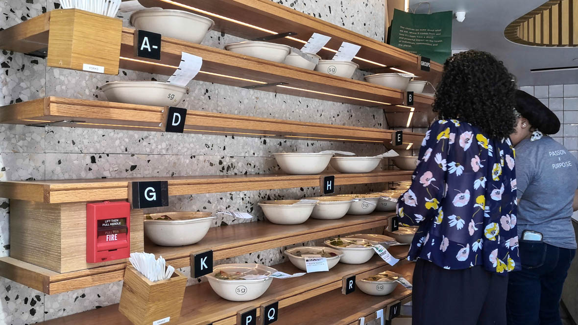 Der größte Feind der Delivery-Dienste ist – dieses Regal! Erster Teil des Abhol-Spezials mit <a href="/sweetgreen/">sweetgreen</a>, <a href="/diginn/">dug</a>, #Beets&amp;Roots, <a href="/McDonalds/">McDonald's</a>, #Eatsa, <a href="/pizzahut/">Pizza Hut</a>: holyeats.de/holyeats-44-ab…