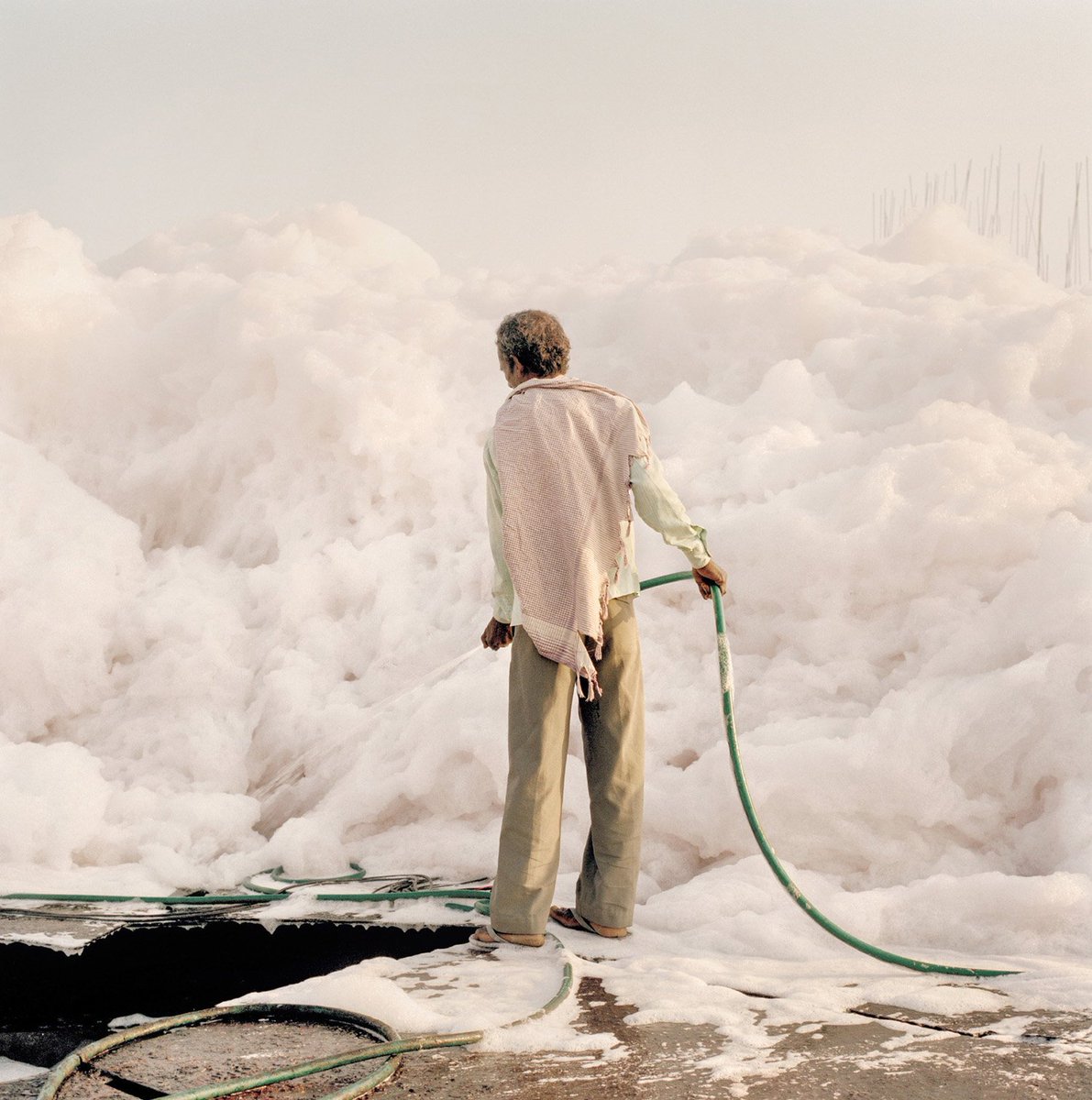 phomfest's tweet photo. Si può realizzare il ritratto di un fiume? Come un unico organismo vivente, @giuliodisturco ha fotografato il #Gange per 10 anni, documentando la vita di milioni di persone lungo le rive di uno dei fiumi più inquinati del mondo.
"Ganga Ma", su Phom: https://t.co/Uyf1bbqc25 https://t.co/OJdNBbBSQK