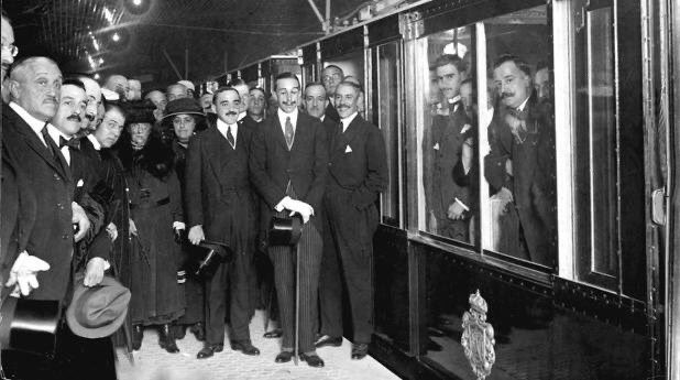 TamaraQuiroga_'s tweet photo. Hoy se cumple 100 años de este momento, cien años de miles de viajes y pasajeros ¿Recuerdas tu primer viaje en #metro? ¡Muchas felicidades @metro_madrid ! #metrodemadrid #madrid #cienaños https://t.co/So6tHpkmAe
