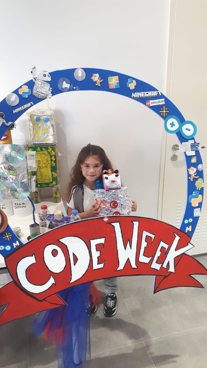 BK_Kirklareli's tweet photo. CodeWeek haftası etkinliklerimiz devam ediyor.İlkokul öğrencilerimiz hayal güçlerini kullanarak atık maddelerden robot tasarladılar.Kimisi tüm dilleri bilen yapay zekâya sahip turist robot,kimisi astronot robottu. #CodeWeek #EuCodeWeek #kirklarelibahcesehirkodluyor #wecancodeit https://t.co/MMMrtXoiTs