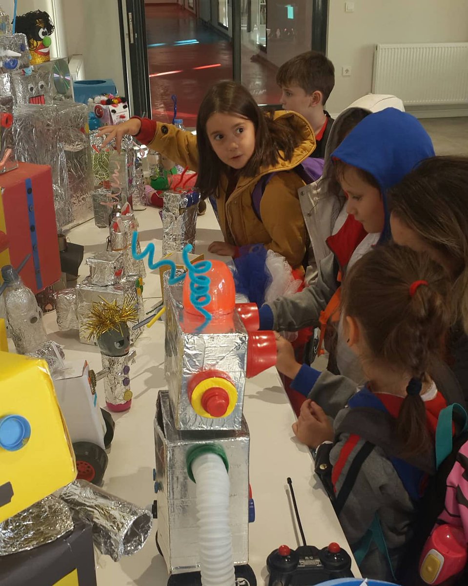 BK_Kirklareli's tweet photo. CodeWeek haftası etkinliklerimiz devam ediyor.İlkokul öğrencilerimiz hayal güçlerini kullanarak atık maddelerden robot tasarladılar.Kimisi tüm dilleri bilen yapay zekâya sahip turist robot,kimisi astronot robottu. #CodeWeek #EuCodeWeek #kirklarelibahcesehirkodluyor #wecancodeit https://t.co/MMMrtXoiTs