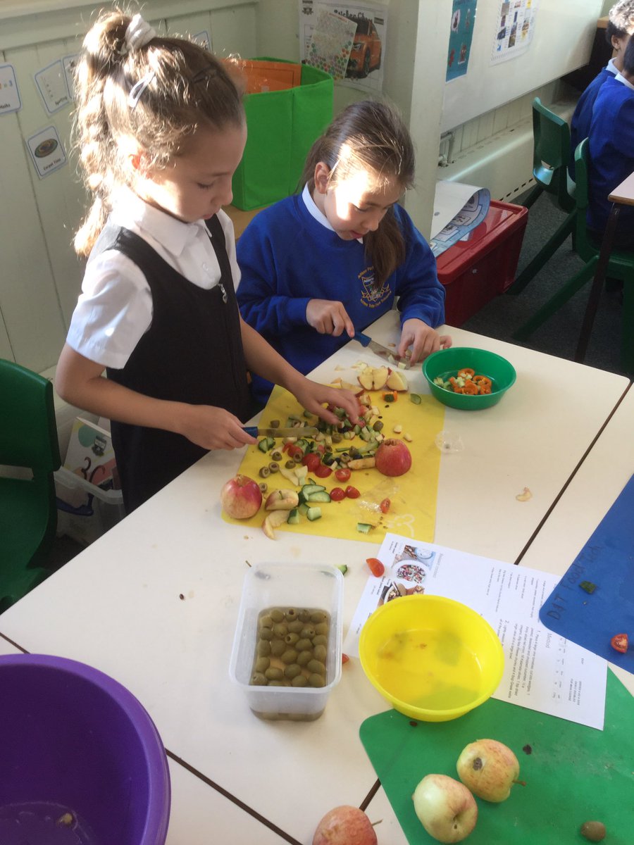 AdderleySchool's tweet photo. Practicing our chopping, dicing and cutting skills in Food Technology #scrumdiddlyumtious @Cornerstonesedu @Change4Life @healthybrum What’s your favourite healthy food to cook? https://t.co/91jln95o9j