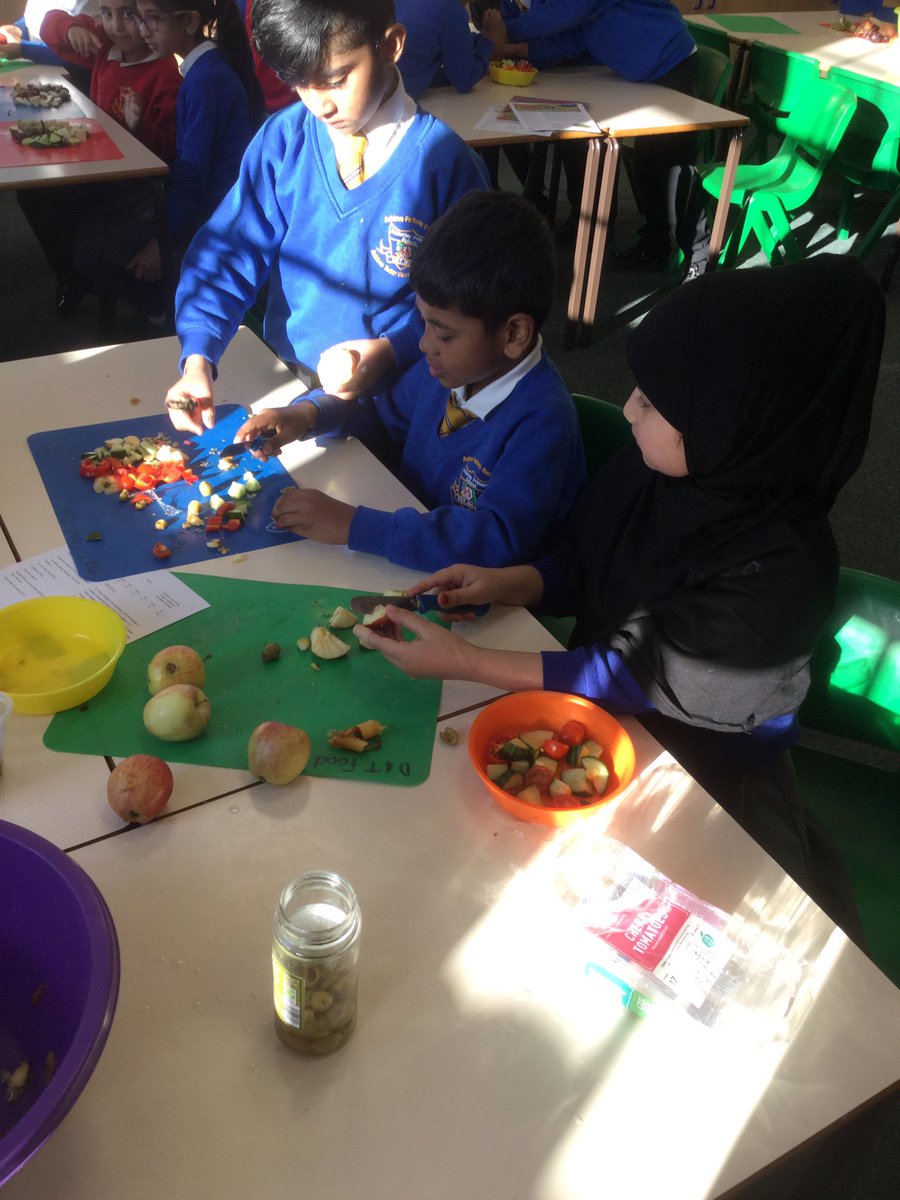AdderleySchool's tweet photo. Practicing our chopping, dicing and cutting skills in Food Technology #scrumdiddlyumtious @Cornerstonesedu @Change4Life @healthybrum What’s your favourite healthy food to cook? https://t.co/91jln95o9j