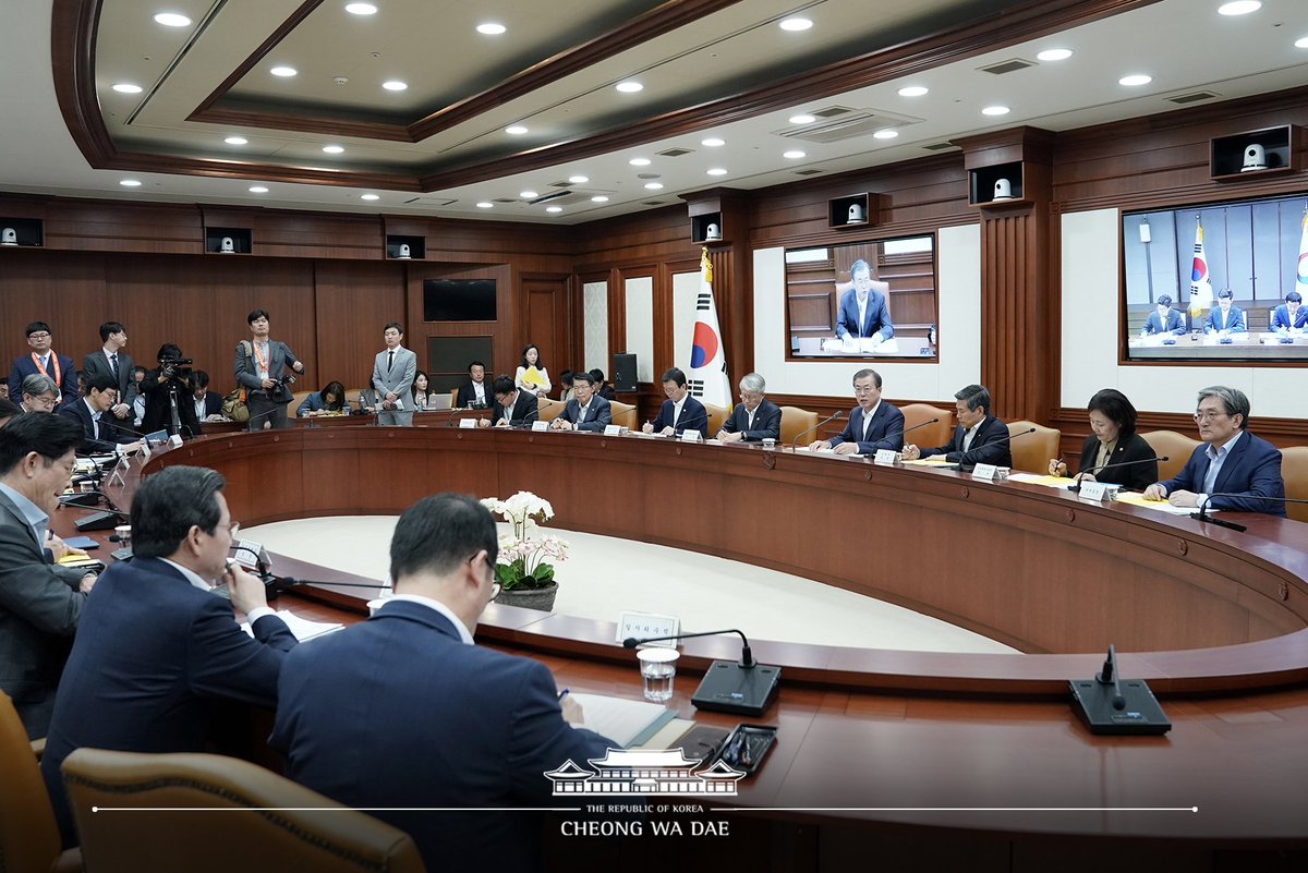 TheBlueHouseKR's tweet photo. 문재인 대통령은 오늘 경제장관회의를 열어 국내외 경제상황을 점검했습니다. 대통령은 어려운 대외경제 여건을 설명한 뒤, "정부는 적극적 재정 정책을 통해 경기의 급격한 위축을 막고 경기 반등 여건 조성 노력을 해왔다"며 "이러한 노력을 더 확대해야한다"고 말했습니다. https://t.co/vPV12hDSDv https://t.co/hNuZtkjEFF