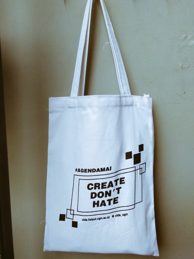 Itsbicha's tweet image. Sesore ini gas ke kenes bakery, naik lantai 2 ee katanya udah penuh okey saya pulang, eh mbak totebagnya gimana? 
Owh iya mbak, ini dia😂😂
#agendamai 
#cfdsugm