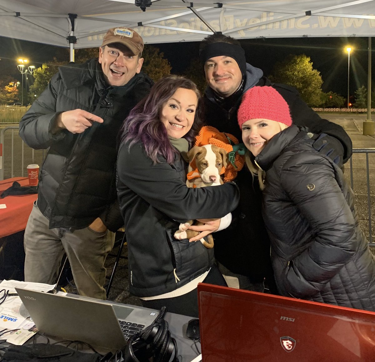 995zpl's tweet photo. Yes, bring us your dogs to the #SmileyPumpkinDrop!!! We want to pet. Thank you. https://t.co/61j7CL3h4p