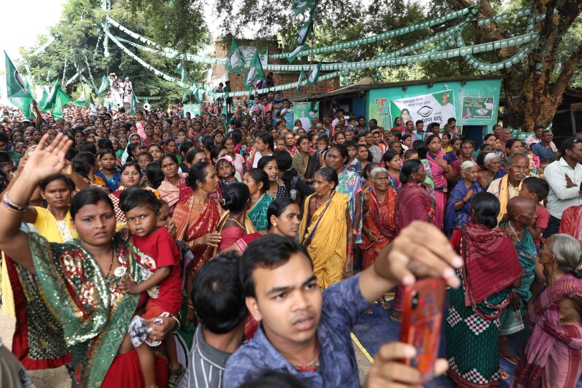 Naveen_Odisha's tweet photo. ବରଗଡର କୁର୍କୁଟାରୁ ବରପାଲି ପର୍ଯ୍ୟନ୍ତ ନିର୍ବାଚନୀ ଶୋଭାଯାତ୍ରାରେ ଆପଣମାନଙ୍କ ଯୋଗଦାନ ଅତ୍ୟନ୍ତ ଉତ୍ସାହପ୍ରଦ। ବିଜୁ ଜନତା ଦଳକୁ ଶଙ୍ଖ ଚିହ୍ନରେ ଭୋଟ ଦେଇ ଆସନ୍ତୁ ବିଜେପୁରର ବିକାଶକୁ ଏକ ନୂଆ ଦିଗ ଦେବା। https://t.co/S49ydOMwbT