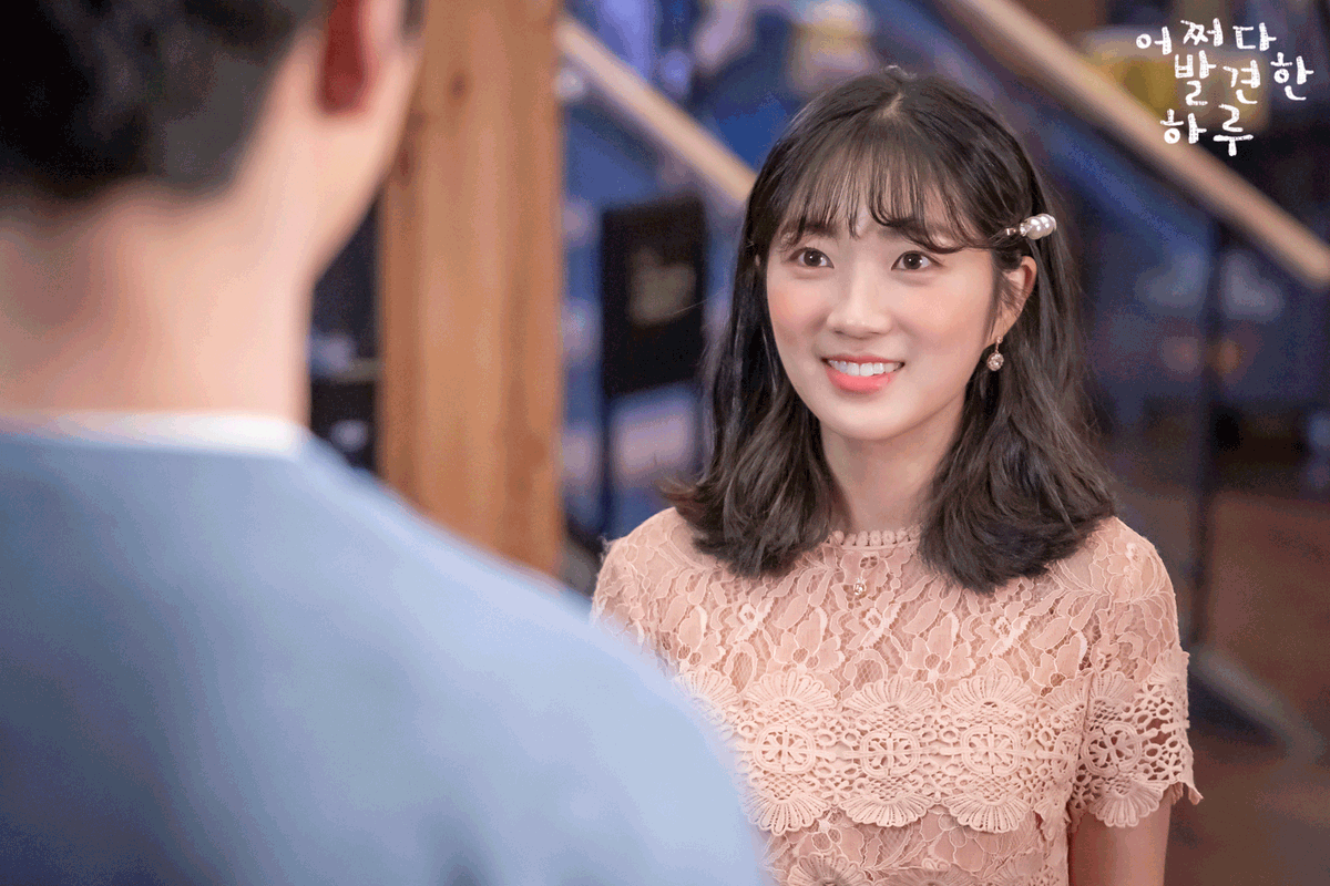 mbcdrama_pre's tweet photo. 러블리 단오❣️
오늘 밤 당신의 사랑스러움을 훔치러 가겠습니다✨

MBC 수목미니시리즈 <#어쩌다발견한하루>
오늘 밤 8시 55분 방송✔

#mbcdrama #어하루 #김혜윤 #로운 #이재욱 #드라마틱9 https://t.co/0ka4NefUOI