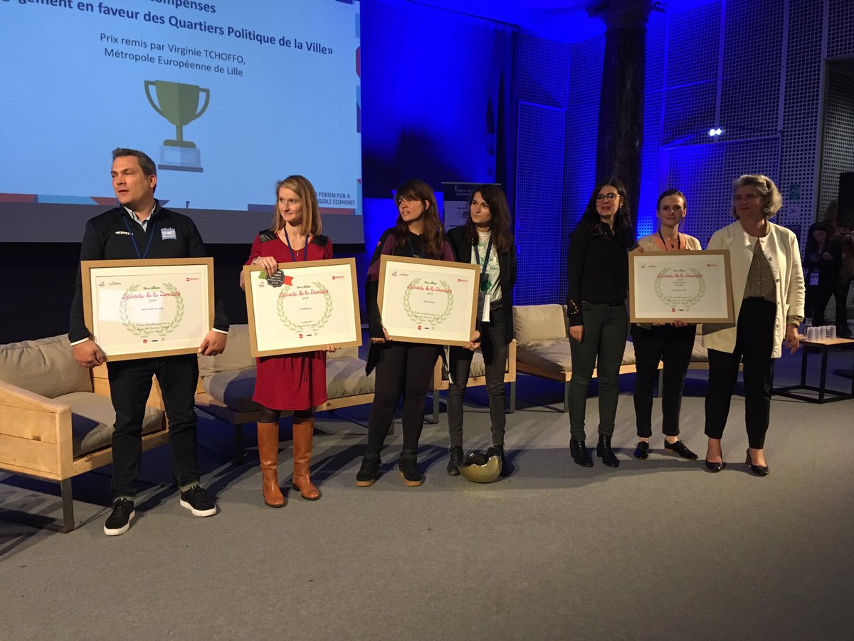 #LauréatsdelaDiversité Récompenses "Engagement en faveur des Quartiers Politique de la Ville". Bravo #Passerelles <a href="/valdocco/">nickolas</a> <a href="/Fonda_Possibles/">Fondation des Possibles</a> <a href="/AJIR_NPC/">AJIR NPDC</a> <a href="/SDLV_Officiel/">Sport dans la Ville</a> @Yoann_SDLV 😍 prix remis par @MEL_Lille #WFRE19