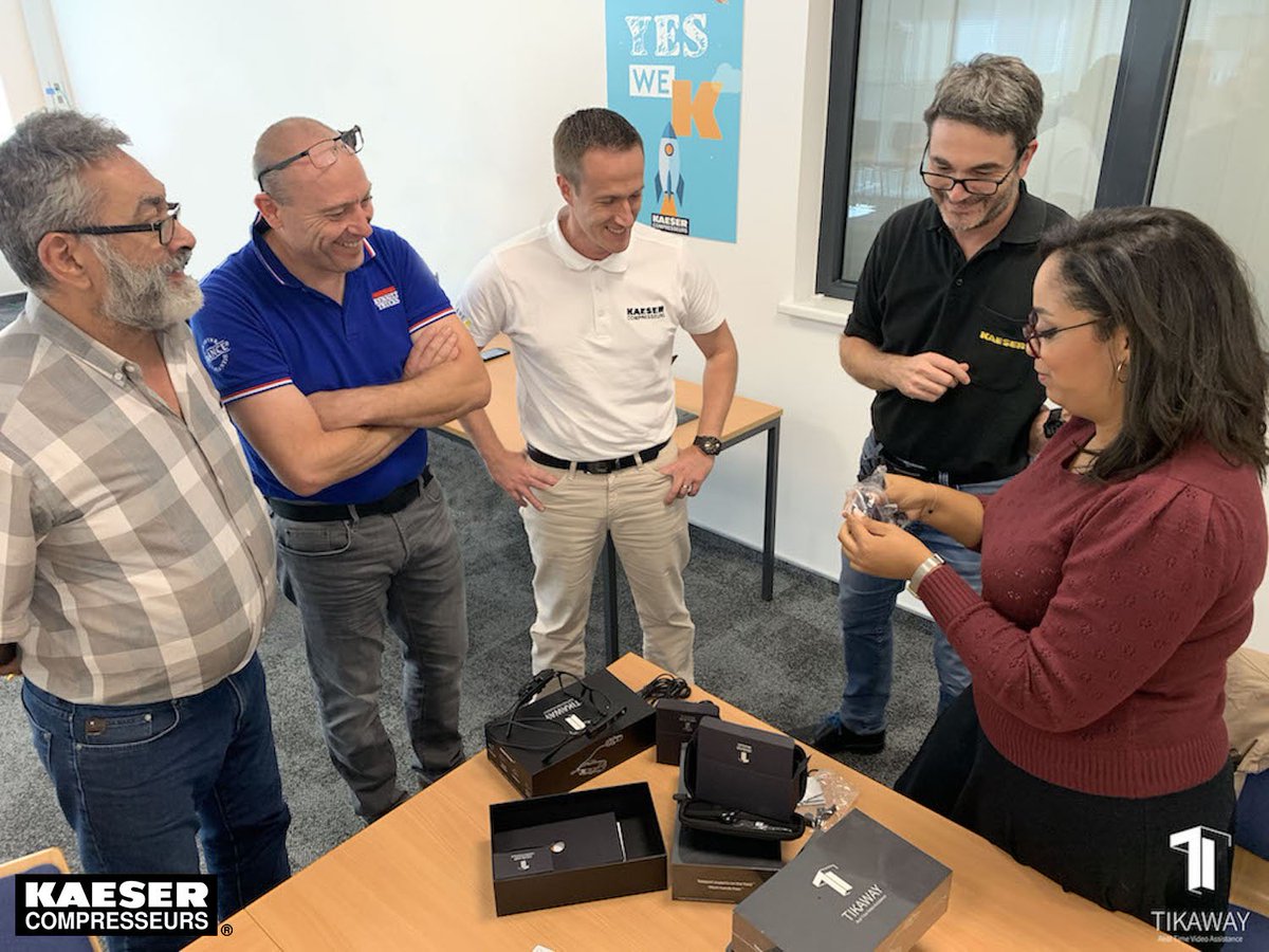 [#TikawayKitStory] 

Vendredi, @BenaliMeryem2 s'est rendue chez <a href="/Kaeser_FR/">KAESER Compresseurs France</a>  pour livrer 5 kits <a href="/TikawayApp/">TIKAWAY #RealTimeVideoAssistance 👓👷‍</a> et présenter les nouveaux accessoires. Un moment convivial pour une formation dépannage 4.0 express et une démo sur site.  

Merci pour votre accueil ! 

[1/2]