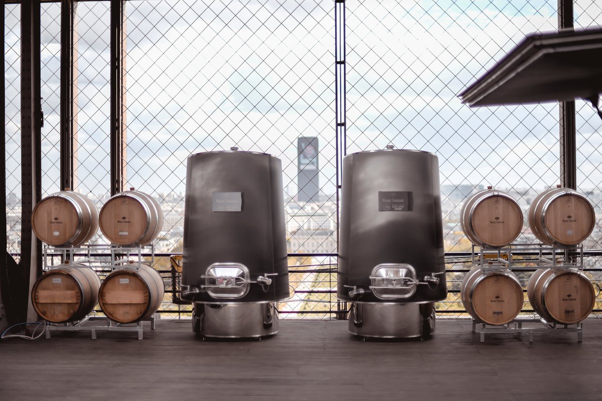 <a href="/WinerieP/">Winerie Parisienne</a> <a href="/TerredeVins/">Terre de Vins</a> <a href="/Cuisine_VinsdeF/">CuisinetVinsdeFrance</a> <a href="/gaultmillau/">Gault&Millau</a> @Figaro_Avis_Vin <a href="/LaRVF_mag/">La Revue du vin de France</a> <a href="/timeoutparis/">Time Out Paris</a> <a href="/_LeBonbon/">Le Bonbon</a> <a href="/MyBettaneD/">Bettane+Desseauve</a> 🇬🇧 Here's a picture of my ephemeral wine batch... or the birth of the first #EiffelTower vintage! In partnership with the <a href="/WinerieP/">Winerie Parisienne</a>, bio grapes from the biggest vineyard in the Parisian region, will be turned into #wine.
#ChaiDeLaTourEiffel
📸Monopole Magazine