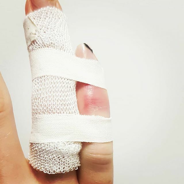 McCosta_83's tweet photo. Last weekend I mostly (accidentally!) pulled shorts down whilst running around on a 3G pitch in the pastry waft of the Eccles cake factory, broke my little finger and got MVP. #ekpw #womensflagfootball #yaldi https://t.co/wDS8EtYur6 https://t.co/DhYifcKHhc