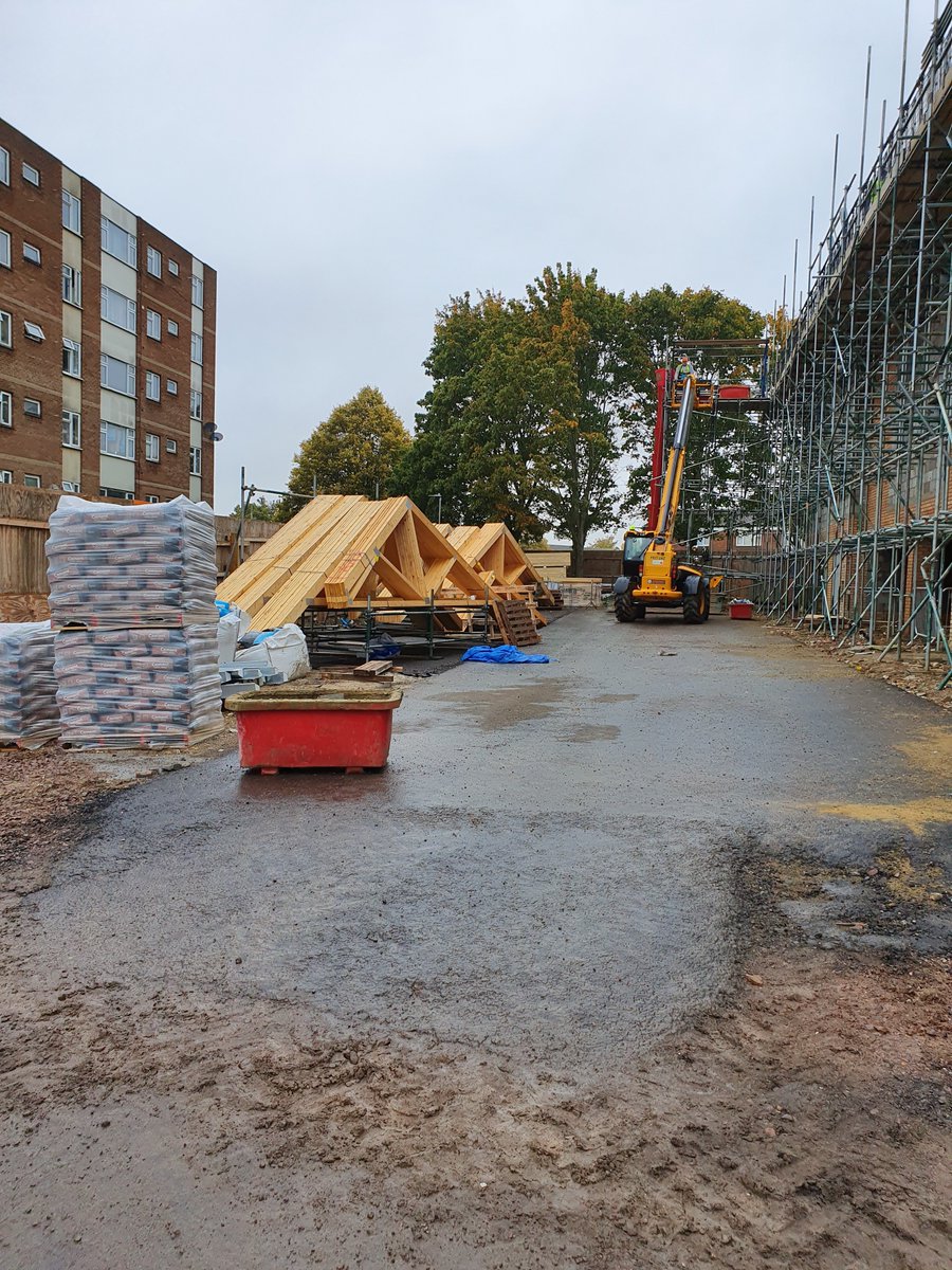 LtdKph's tweet photo. Trip to Bittern Way, Letchworth to check on progress. Top floor slab is going on and trusses are on site awaiting commencement of the roof structure. Internally, room partitions are beginning to be formed.
@settlecomms #affordablehousing #constructionuk https://t.co/ynpzbYIpQ2
