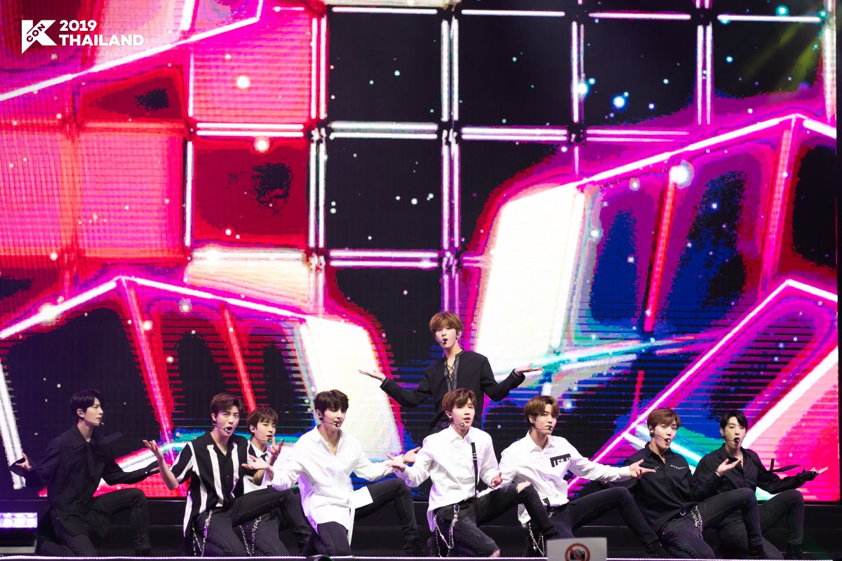 KCONThailand's tweet photo. [#KCON2019THAILAND] #KCON_Concert #DAY1 #Golden_Child  
การแสดงที่เหมือนกับเวทมนต์ของ @Official_GNCD ที่เปร่งประกายสมชื่อ!

#KCON19TH #LETSKCON #GoldenChild_KCON https://t.co/JNpkOkuG4r