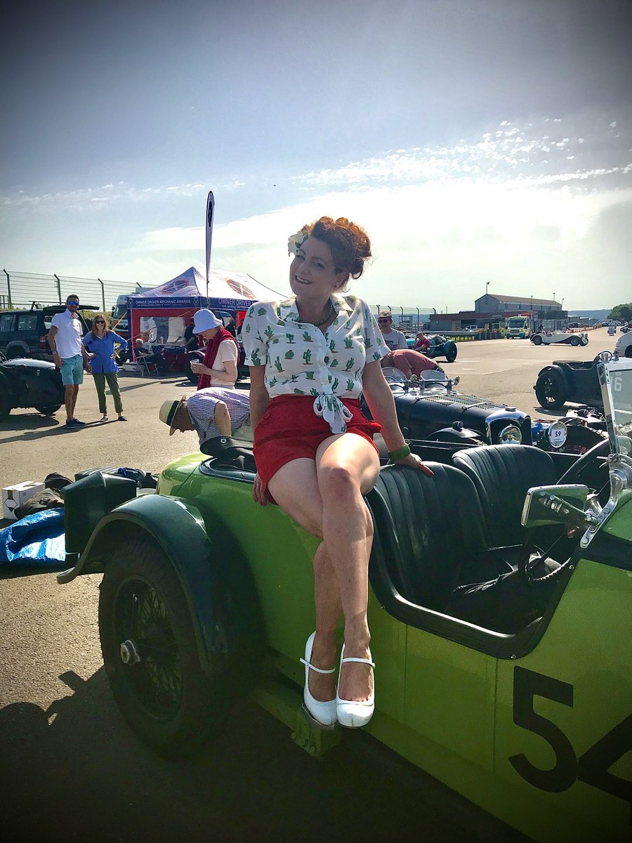 RoseDevine3's tweet photo. #ThrowbackThursday to one of the hottest days of the year singing at the #vintageformula1 race day at ⁦@DoningtonParkUK⁩ #doningtonraces #vintagecar #vintagesinger https://t.co/XgvuXcLHVu