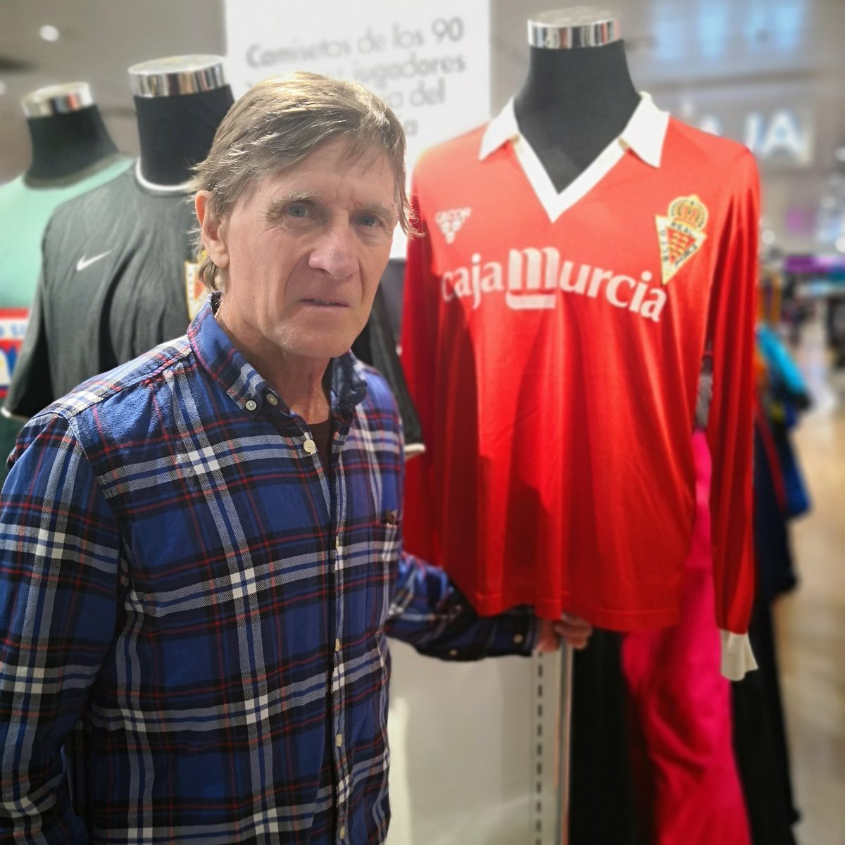 Ángel Pérez García, histórico defensa del <a href="/realmurciacfsad/">Real Murcia CF</a> y <a href="/realmadrid/">Real Madrid C.F.</a>, entre otros clubes, ha fallecido a los 62 años de edad. DEP.