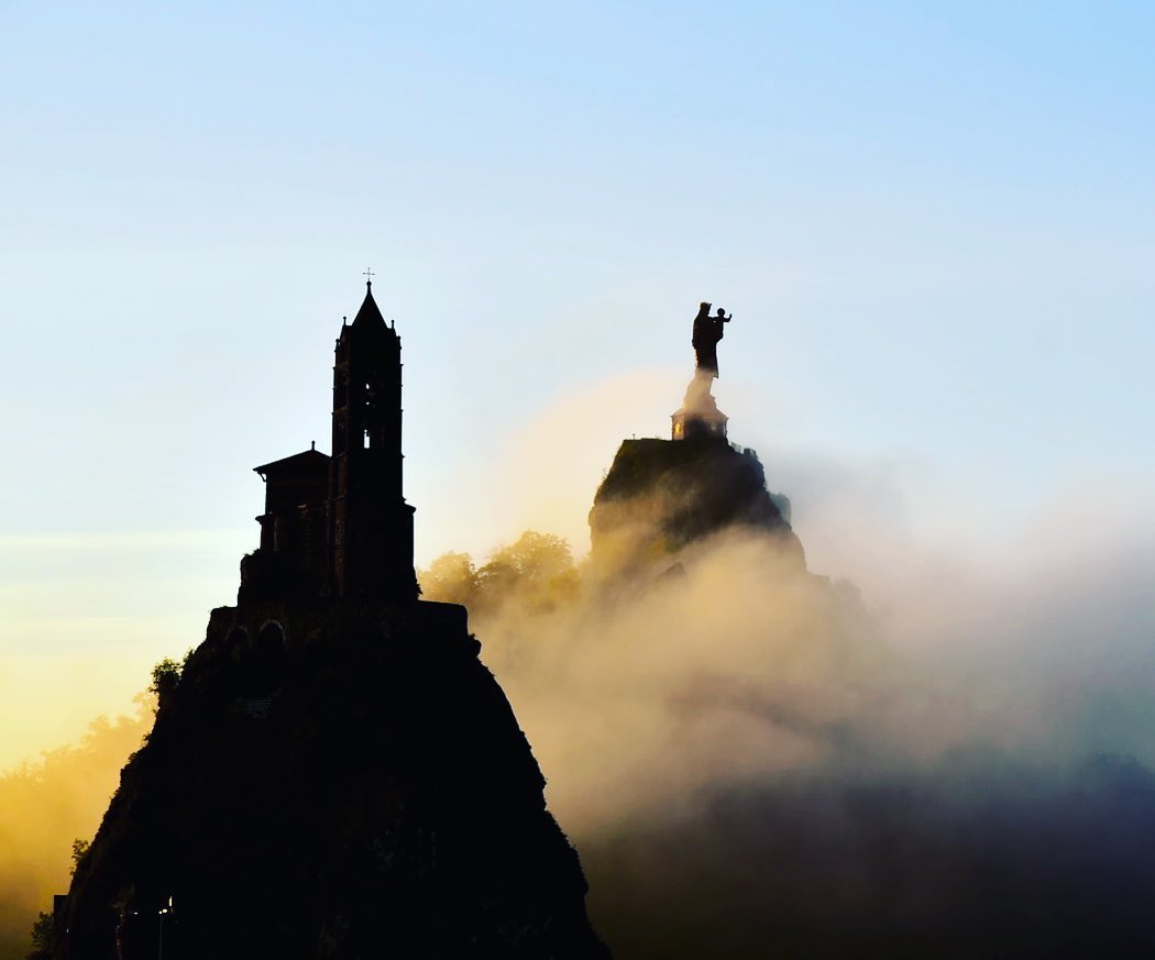 Nos 5 coups de 💕 #MyAuvergne sur Instagram la semaine dernière ! 
N°1 Ambiance mystique et féerique au Puy-en-Velay 😍✨#JeudiPhoto
📷jlucbroc